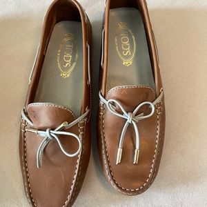 Tod’s driving loafer